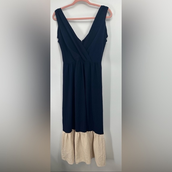 Elegant Navy and Cream Sleeveless Dress - Picture 1 of 4